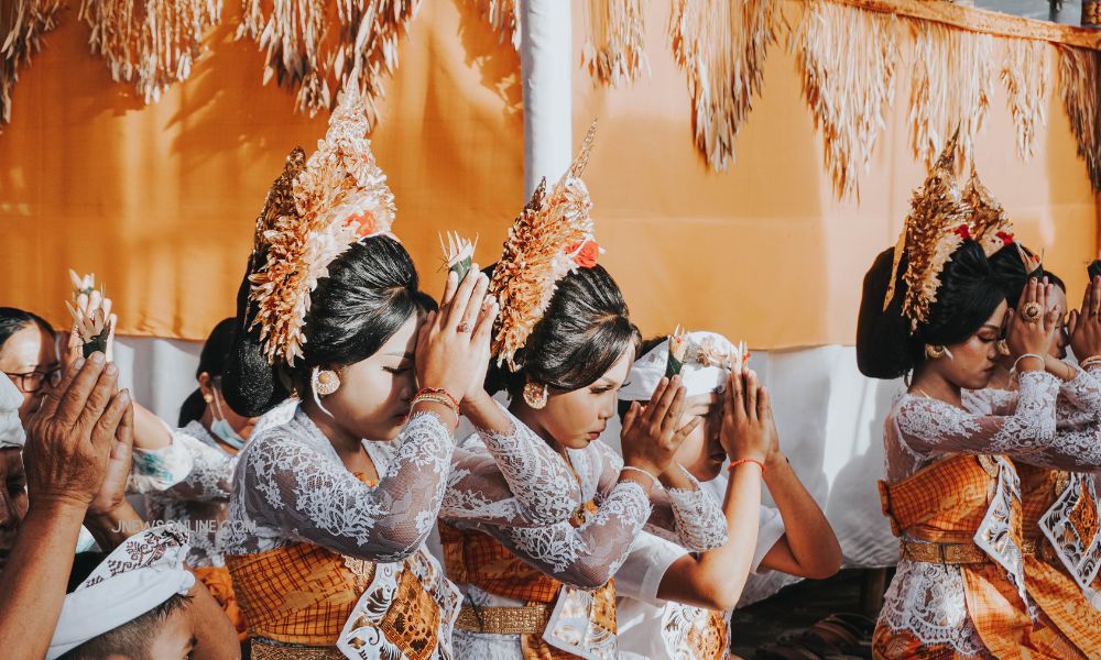 4 Jenis Baju Adat Bali, Keunikan, dan Aksesorinya