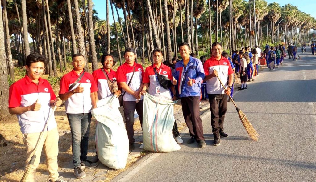 bersih-bersih jne kupang di Pantai Oespa