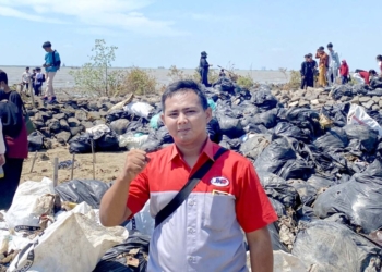 Guntur selaku ketua relawan JNE Cirebon yang turut kegiatan bersih-bersih Pantai Kesenden.