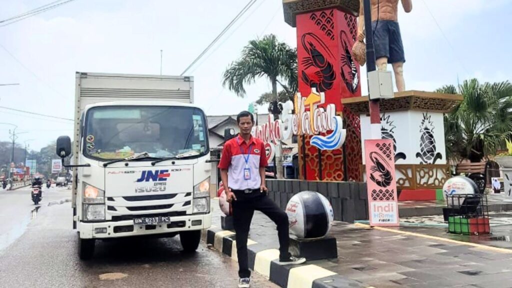 kurir teladan dari jne pangkal pinang