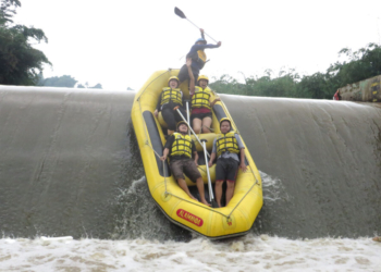 rafting menyusuri sungai cisadane