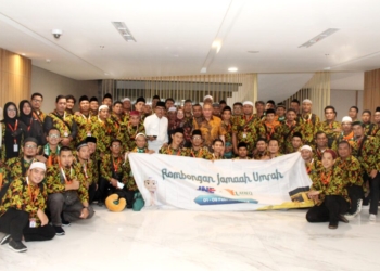 Presdir JNE M. Feriade melepas rombongan umrah karyawan kloter terakhir, Rabu lalu (31/01/2023)