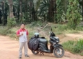 Kurir motor JNE Tanjung Pandan Suhardi Wiranata biasa mengantarkan paket di area Kecamatan Badau