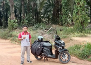 Kurir motor JNE Tanjung Pandan Suhardi Wiranata biasa mengantarkan paket di area Kecamatan Badau