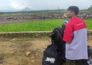 Nando kurir JNE bercerita saat banjir bandang menerjang