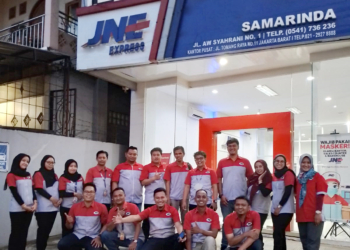 Para karyawan JNE Samarinda, Kalimantan Timur.