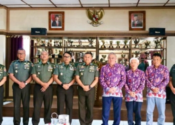 Jajaran pejabat Ditajenad berfoto bersama jajaran Direksi JNE sesuai penandatanganan kerjasama di Bandung (07/08/2024)