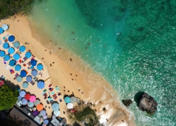 Pantai Padang Padang: Destinasi Eksotis di Kuta Selatan