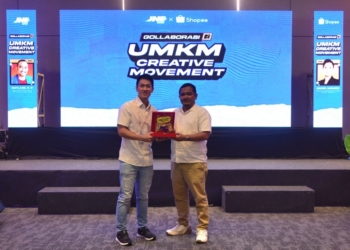 Daniel Minardi, Director of Business Partnership Shopee Indonesia (kiri) dan Eri Palgunadi, SVP – Marketing Group Head JNE (kanan) bertukar plakat pada acara JNE Gollaborasi: UMKM Creative Movement