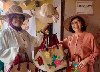 Pelaku UMKM, Missy Johara Agatha (kiri) berfoto dengan pengunjung di galeri Goena Goni di Jalan Merbau II No 24, Kelurahan Padangsari, Banyumanik, Kota Semarang, Jateng, belum lama ini. (Foto: Kompas.com/Irawan Sapto Adhi)