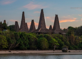 Wisata Budaya di Desa Adat Ratenggaro