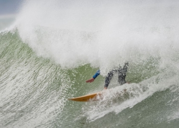 10 Spot Surfing Terbaik di Dunia yang Menantang Adrenalin