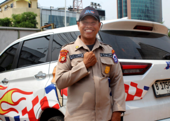 zainal, petugas security JNE yang telah bekerja selama 24 tahun