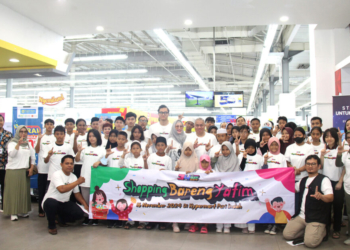 presdir jne berfoto bareng anak-anak yatim selepas acara shopping bareng yatim (SBY)