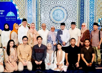 Hj. Nuraini Soeprapto (tengah, baju biru) saat meresmikan Masjid Nuraini di Kurau, Bangka Tengah.