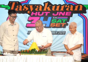 potong tumpeng dalam tasyakuran ultah jne