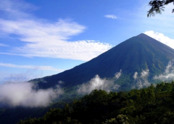 Gunung Kelimutu dan Danau Tiga Warna