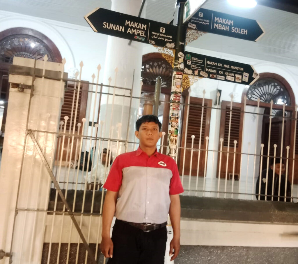 edi mulyono, pengantar paket JNE di kawasan sunan ampel, surabaya