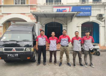 Tim yang menangani servis JTR yang ada di kantor Perwakilan JNE Delta Mas, Cikarang.