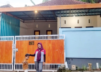 karyawati JNE mendapat rumah impian sebagai grand prize ulang tahun perusahaan