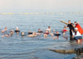 Sebagian peserta Holyland saat berendam di Laut Mati.