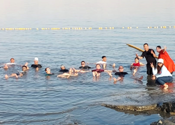 Sebagian peserta Holyland saat berendam di Laut Mati.