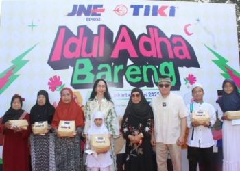 Komisaris Utama JNE, Hj. Nuraini Soeprapto (jilbab hitam, tengah) bersama Dirut JNE M. Feriadi dan Dirut TIKI Yuliana Hastuti.