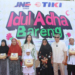 Komisaris Utama JNE, Hj. Nuraini Soeprapto (jilbab hitam, tengah) bersama Dirut JNE M. Feriadi dan Dirut TIKI Yuliana Hastuti.