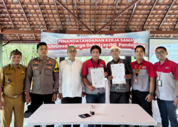 Seremoni penandatanganan kerjasama JNE Pandeglang dan BUMDes di Padeglang.