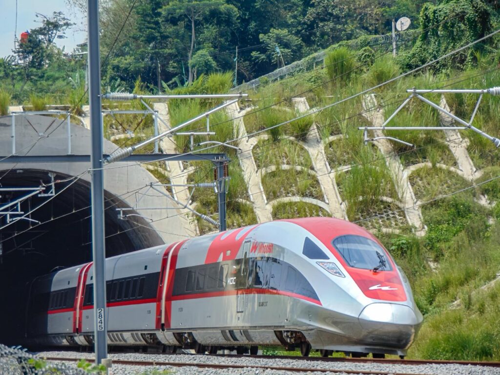 di masa libur sekolah KCIC akan memberikan potongan diskon untuk kereta Whoosh