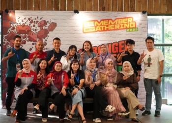 Member JLC berfoto bersama seuasi acara JLC Gathering "Stronger Business Together" di Surabaya (3/7)