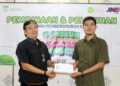 Karyawan JNE Hub Garuda, Eko Trimarwanto (baju hitam)