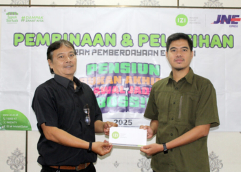 Karyawan JNE Hub Garuda, Eko Trimarwanto (baju hitam)