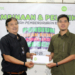 Karyawan JNE Hub Garuda, Eko Trimarwanto (baju hitam)