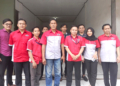 Kepala Cabang JNE Ciamis, Eko Triwastono (tengah) bersama karyawan.