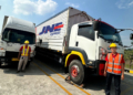 Ksatria JNE Karawang dengan armada truk tronton sedang menggarap kiriman dari industri.
