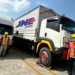 Ksatria JNE Karawang dengan armada truk tronton sedang menggarap kiriman dari industri.