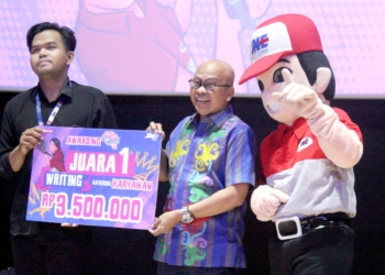 Aqil menerima penghargaan sebagai Juara Pertama Menulis Kategori Karyawan dalam Awarding JNE Content Competition 2025 di Jakarta (30/7)