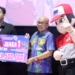 Aqil menerima penghargaan sebagai Juara Pertama Menulis Kategori Karyawan dalam Awarding JNE Content Competition 2025 di Jakarta (30/7)