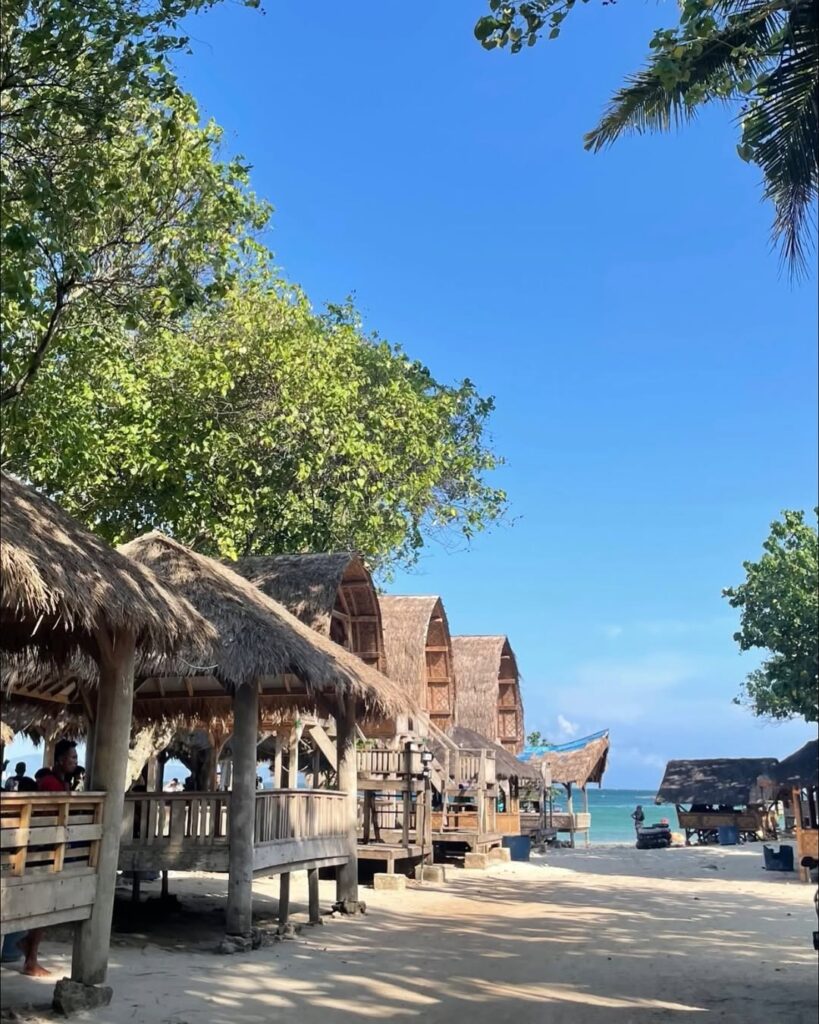 Pantai Mutun di Lampung, Destinasi Favorit