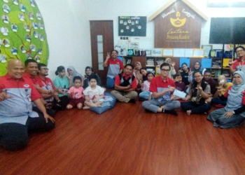 jne serahkan donasi ke yayasan kanker anak di Jakarta