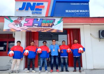 Ksatria JNE Manokwari berfoto di depan konter JNE Manokwari