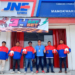 Ksatria JNE Manokwari berfoto di depan konter JNE Manokwari