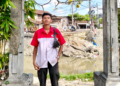 kurir jne ini kerap mengantar paket ke pengungsian banjir bandang Bali