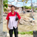 kurir jne ini kerap mengantar paket ke pengungsian banjir bandang Bali