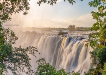 Victoria Falls: Air Terjun Terbesar di Dunia