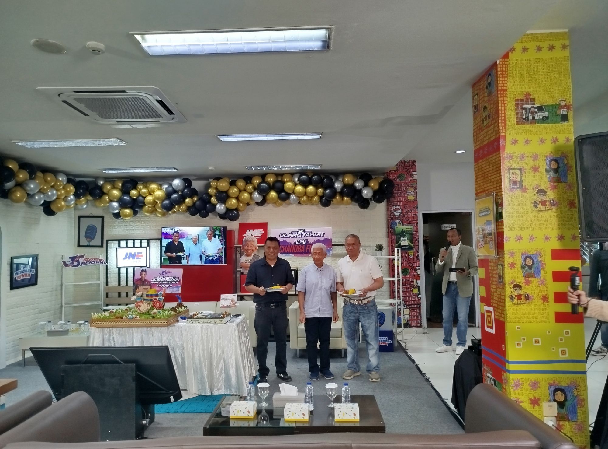 kebersamaan karyawan jne