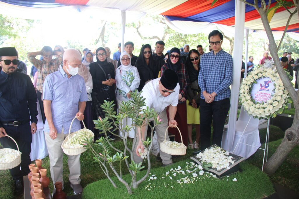 tradisi tabur bunga di makam para pendiri JNE sehari jelang hari jadi JNE