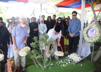 tradisi tabur bunga di makam para pendiri JNE sehari jelang hari jadi JNE