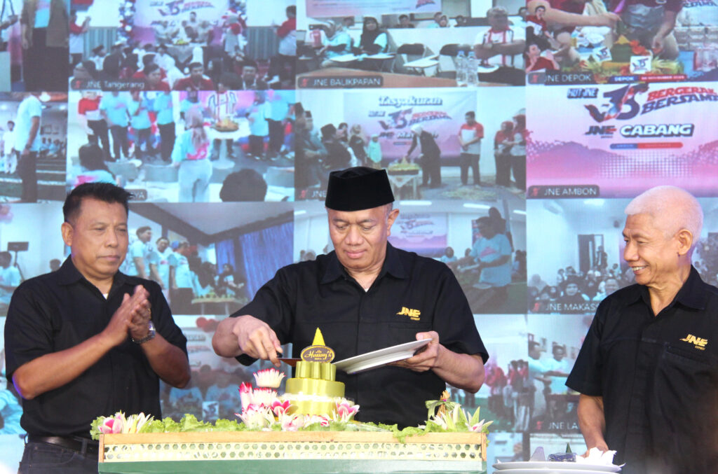 karyawan jne gelar tasyakuran hut perusahaan